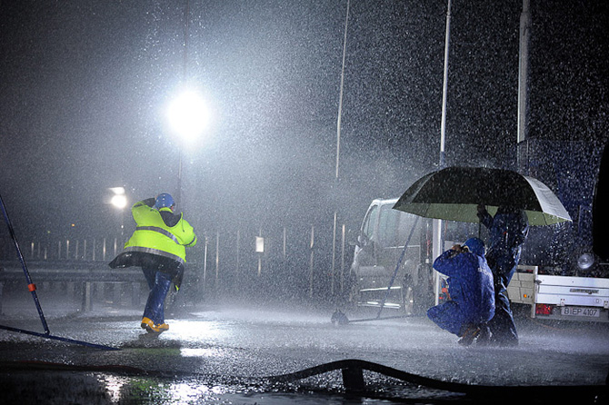 Gasanlage Eine Windmaschine mit Flugzeugmotor sorgt für peitschenden Regen