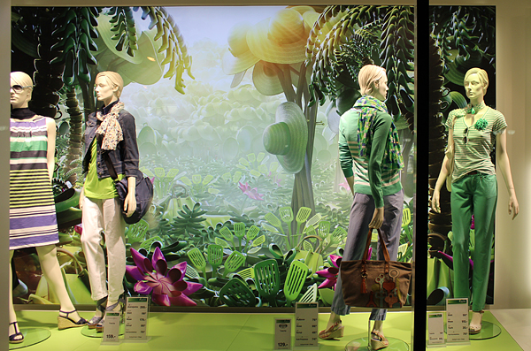 Galeria Kaufhof summer campaign /photography shop windows: Textilwirtschaft / Aziza Freutel