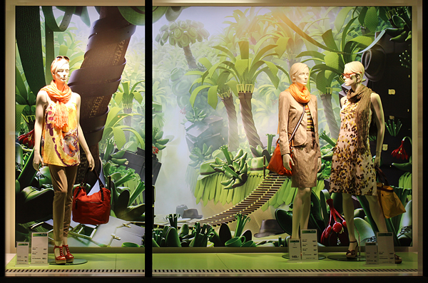 Galeria Kaufhof summer campaign / photography shop windows: Textilwirtschaft / Aziza Freutel